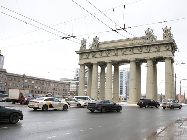 Тинькофф отказался от рекламы на Московских триумфальных воротах