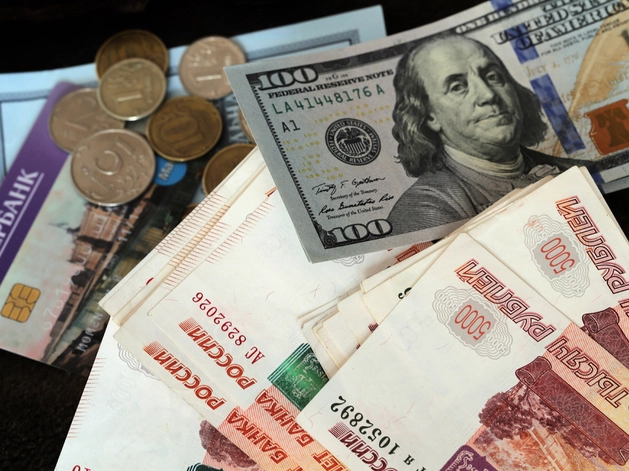 Объем долларовых сбережений россиян вырос до 8,7 трлн рублей 
