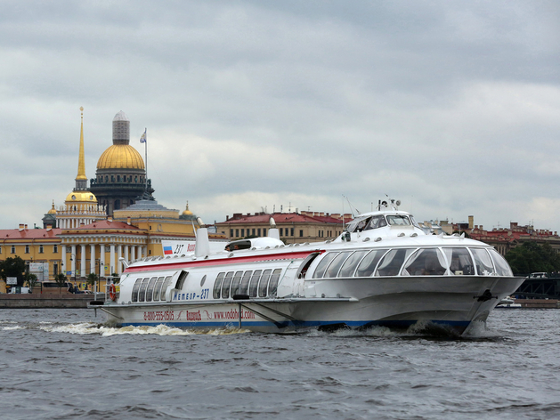 Паромной переправой у Биржевого моста воспользовались 2,5 тыс. человек 