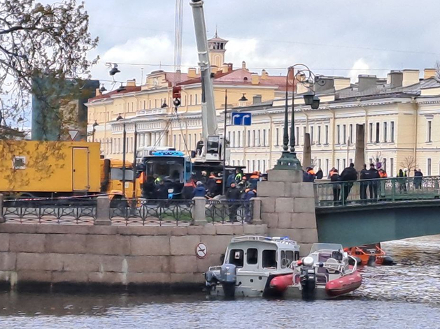 В Смольном наградили добровольцев, участвовавших в спасении людей из тонущего автобуса 