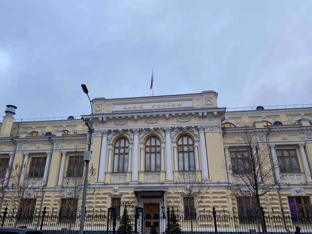 Падение доллара в России укрепило тренд на вклады в рублях