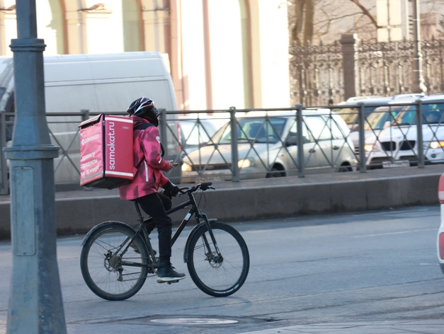 В Петербурге курьеров разделят на нарушителей и добросовестных работников В Петербурге курьеров разделят на нарушителей и добросовестных работников