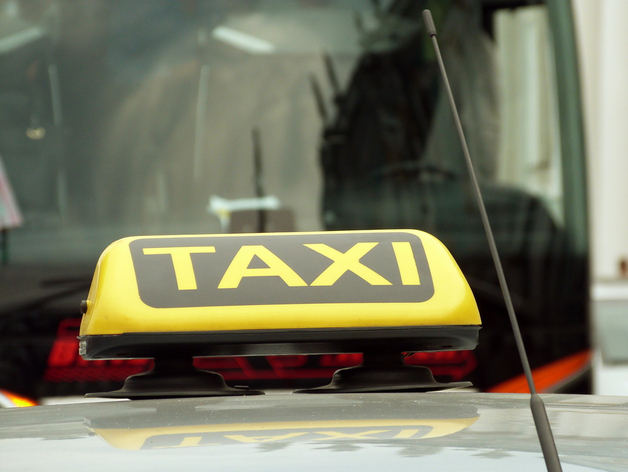 ГИБДД запустила рейды по проверке такси в Невском районе Петербурга