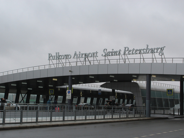 В Пулково объяснили плату за курилку и предложили курить бесплатно возле терминала

