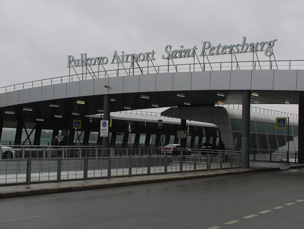 В Пулково за сутки отменили и задержали десятки рейсов: пассажиры ждут в терминале
