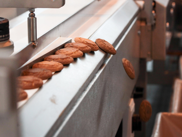 Эксперт: производители жертвуют качеством или повышают цены на кондитерку