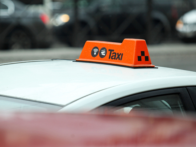 В Петербурге предложили наказывать агрегаторов такси за нарушения с мигрантами