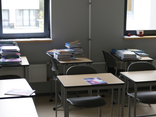 Дрозденко потребовал расторгнуть контракт из-за замороженной школы в Ленобласти