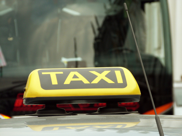 Таксопарки Петербурга просят разрешить работу машин с низким экоклассом