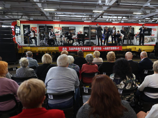В депо Автово с размахом отметили 70 лет работы петербургского метрополитена
В депо Автово с размахом отметили 70 лет работы петербургского метрополитена
