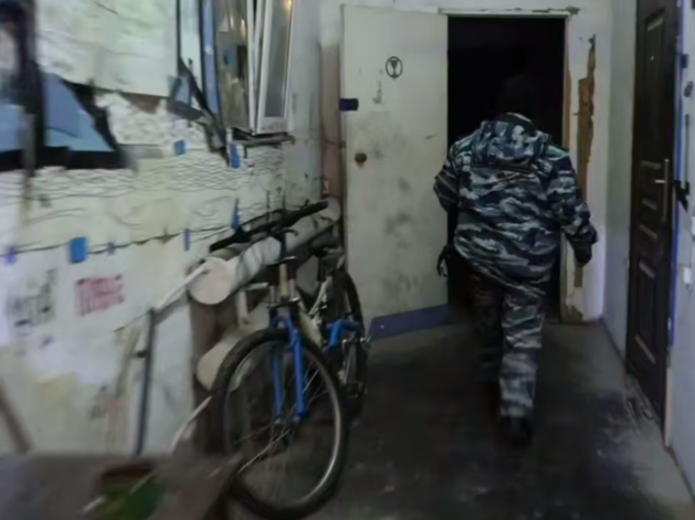 Рейд в подпольном лофте Петербурга завершился задержанием пяти мигрантов