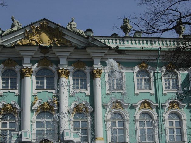 Эрмитаж требует через суд 847 тыс. рублей с посетителя, повредившего трон Эрмитаж требует через суд 847 тыс. рублей с посетителя, повредившего трон