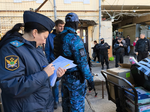 Приставы закрыли нелегальные точки в Апраксином дворе Приставы закрыли нелегальные точки в Апраксином дворе